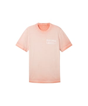 Erleben Sie den neuesten Trend mit unserem Herren-T-Shirt, das Komfort und Stil nahtlos miteinander verbindet. Das T-Shirt mit kurzen Ärmeln und regulärer Passform schmeichelt jeder Figur und bietet dank des Rundhalsausschnitts einen klassischen Look. Das Highlight ist der Tie-Dye-Effekt, der dem Shirt einen einzigartigen Batik-Look verleiht und es zu einem modischen Statement macht. Aus atmungsaktivem, weichem Material gefertigt, ist es äußerst angenehm zu tragen und pflegeleicht. Der dezente Logodruck auf der Brust rundet das Design ab und setzt einen markanten Akzent. Ob im Alltag oder zu besonderen Anlässen, dieses T-Shirt ist ein vielseitiger Begleiter, der Individualität und Modebewusstsein ausstrahlt.