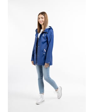 Pour les amoureux de la nature, les cyclistes ou les promeneurs, une veste de pluie est indispensable. Cela tombe bien, myMo a également dans son répertoire une veste qui offre une protection idéale contre la pluie. Le matériau enduit est imperméable au vent et à l'eau et résiste à toutes les conditions météorologiques. La forme légèrement cintrée et de longueur moyenne offre une protection supplémentaire contre la pluie grâce à la large capuche et aux cordons scintillants. La fermeture à boutons-pression au-dessus de la fermeture éclair ainsi que les poches à rabat en biais optimisent également la veste en termes de résistance aux intempéries.