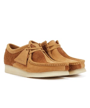 Introducing buttery tan suede uppers paired with a natural rubber crepe sole, finished elegantly with three Clarks Originals fobs.