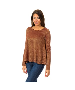 Jersey manga larga.
Color Burdeos-brillante dorado
Cuello redondo. 
Aplicación metálica personalizada por la marca, en el lateral inferior frontal. 
Cinturilla con aplicación de brillantes de Strass. 
Forro interior en color burdeos. 
Obertura trasera en forma de rombo en el frontal. 
Costuras vistas a tono.
 
Composición:  100% Viscosa

- Lavar máximo a 40ºC.
- Planchar a media temperatura, máx. 110ºC.
- Permite usar secadora.
- No usar lejía.
- No admite el  lavado en seco.