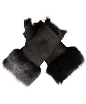 Cálidos, elegantes y chic, estos mitones sin dedos de piel de oveja toscana son perfectos para cuando bajan las temperaturas. Fabricados con la piel de oveja toscana de mayor calidad, estos mitones sin dedos reversibles te ayudarán a mantener las manos abrigadas sin resultar poco prácticos ni afectar a tu destreza. Perfectos para cuando necesites usar tu teléfono mientras viajas, estos mitones de piel de oveja son el accesorio imprescindible de este invierno. Fabricados en el Reino Unido, disponibles en 11 colores