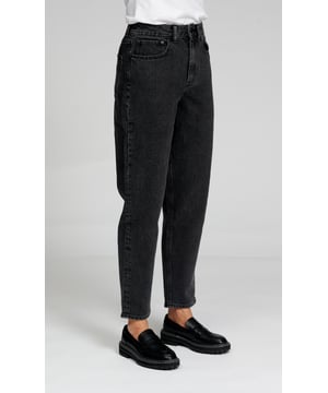 Die Mom-Jeans von TeeShoppen sind sowohl stilvoll als auch bequem. Jeans sind perfekt für das ganze Jahr und sind eine vielseitige Wahl für jedes Outfit. Eine gute und bequeme Jeans kann jeden Look vervollständigen. Hier sehen Sie die Jeans in schwarz.

Brauchen Sie ein Oberteil, das gut zur Jeans passt? Schauen Sie in unserer Abteilung für Herrenbekleidung nach.

Diese Jeans gibt es in 24 verschiedenen Größen, maßgeschneidert für Frauen. Sehen Sie unter "Größe" nach und wählen Sie Ihre Größe.

Bei TeeShoppen haben wir unser eigenes Sortiment entwickelt. Unser Sortiment umfasst modische Basiskleidung, die wir selbst tragen möchten. Bei Qualität und Design machen wir keine Kompromisse. Unsere Kleidung ist so konzipiert, dass sie leicht zu stylen ist und aus den besten Materialien besteht. So ist gewährleistet, dass Sie bequeme Kleidung für alle Gelegenheiten erhalten. Suchen Sie einen Ort, an dem Sie zeitlose Kleidung für Männer und Frauen finden? Bei TeeShoppen zahlen Sie nicht für teure Marken und Kosten - nur für Qualität und Service. Wir erweitern ständig unser Sortiment, so dass Sie bei uns immer die neueste Mode kaufen können.