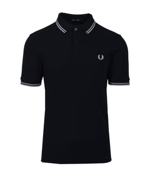 Fred Perry blauw poloshirt, patroon op de kraag, knoopsluiting in de nek. 100% katoen, marineblauw poloshirt met korte mouwen