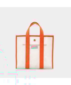 Twee handgrepen. Handgedragen - twee handgrepen. Materiaal: pvc. Kleuren: ORANJE - ORANJE. Pvc. Sluiting: lipje met drukknoopsluiting op open bovenkant. Interieur: één zak met rits.
