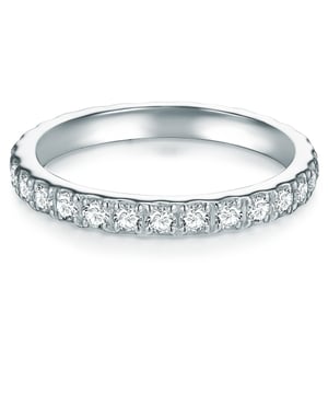 This engagement ring hits the heart: jewelry in heart shape has always been in demand and a timeless symbol of love. The simple, narrow ring rail moves into a filigree heart that is occupied by ten sparkling zirconia stones. You cannot put your feelings in a jewelry form! Even as a bridal jewelry on the day of the wedding, this ring shows her deep love. The high -gloss polished ring made of 925 sterling silver is protected from the start and all zirconal stones impress with the unique sparkle of the brilliant cut, which captures the light in 57 facets.