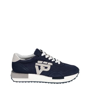 Atadas con cordones, estos zapatos ofrecen un estilo clásico y un ajuste excelente, lo que los hace ideales tanto para el uso diario como para ocasiones especiales.

La punta redonda proporciona comodidad y un aspecto elegante, combinando perfectamente con diferentes estilos, desde casual hasta más formal.

En la lengüeta, el nombre de la marca añade autenticidad, destacando la atención por los detalles y el prestigio que conlleva la elección de este producto.

En los laterales, el logo de la marca informa de manera discreta, pero clara, sobre la alta calidad y la reputación que disfruta el fabricante, añadiendo carácter y estilo a los zapatos.

La suela con logo no solo proporciona una excelente adherencia y confort al usarlos, sino que también subraya sutilmente el carácter de marca del calzado.

Hechos de cuero natural de alta calidad, estos zapatos garantizan durabilidad, elegancia y comodidad de uso por mucho tiempo.

Empaquetados en una caja de la empresa, estos zapatos son una excelente idea para un regalo, ofreciendo elegancia y prestigio desde el momento de desempaquetarlos.