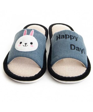 Zapatilla de casa para mujeres. Ajuste cómodo. Plantilla acolchada. Suela antideslizante. Costura reforzada. Fabricado por otras marcas para nuestra marca.