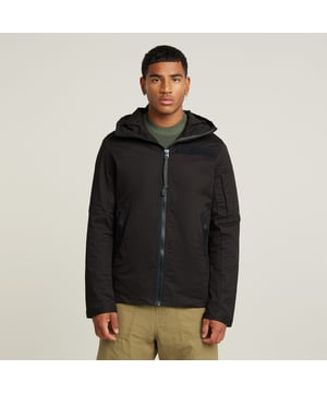 Peak hood, raised neckline. Zipper closure. Adjustable sleeve width, snap buttons. Waist pockets, reverse snap button closure. Welt pocket at the sleeve, Velcro closure. Zip closure. Overshirt Batt is cut in a slim fit and offers a peak hood with a raised front. Pockets at the waist are reinforced with a woven tape, where snap buttons are applied reversed. The pocket at the upper sleeve is finished with a Velcro closure. The rounded hem completes it. 97% Cotton, 3% Elastane. Comfortable stretch. Slim