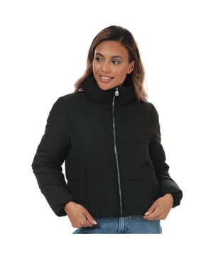 Womens Only Dolly Short Puffer Jacket in zwart.<BR><BR>- Trechtervormige hals.<BR>- Zichtbare ritssluiting.<BR>- Lange mouwen met elastische binnenmanchetten.<BR>- Paspelzakken met drukknoopsluiting.<BR>- Volledig gevoerd.<BR>- Maat van schouder tot zoom: ongeveer 20in.<BR>- Buitenkant: 60% Polyester 40% Nylon.  Voering: 100% Polyester.  Vulling: 100% Polyester.  Machinewasbaar.<BR>- Ref: 15205371<BR><BR>Maten zijn bedoeld als richtlijn.