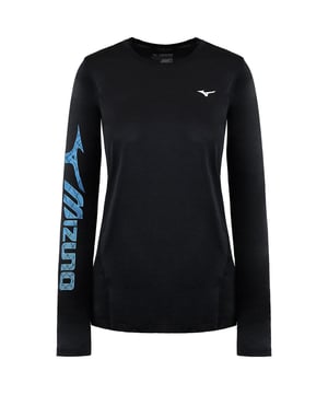 Camiseta negra Mizuno Impulse Core Graphic para hombre, una fusión de diseño vanguardista y características de rendimiento. Diseñada para satisfacer las demandas de los atletas modernos, esta camiseta combina a la perfección estilo y funcionalidad. Aquí tienes una descripción detallada que destaca las características clave:

 Diseño gráfico dinámico:  La camiseta Impulse Core Graphic Black para hombre cuenta con un diseño gráfico contemporáneo y dinámico que añade un toque atrevido y elegante a tu ropa deportiva. El gráfico no sólo mejora la estética, sino que también refleja la energía y la potencia de tu rendimiento.

 Tecnología Moisture-Wicking:  Confeccionada con la avanzada tecnología de Mizuno que absorbe la humedad, esta camiseta gestiona eficazmente el sudor, manteniéndote seca y cómoda durante todo tu entrenamiento o actividad deportiva. Concéntrate en tu rendimiento sin la distracción de la acumulación de humedad.

 Tejido transpirable:  La parte superior cuenta con una construcción de tejido transpirable que promueve el flujo de aire óptimo, asegurando una ventilación adecuada durante los entrenamientos intensos. Disfrute de una mayor comodidad, especialmente en situaciones de mucho calor, y mantenga los niveles máximos de rendimiento.

 Ligera y flexible:  Fabricado con un material ligero, el Impulse Core Graphic Top permite un movimiento sin restricciones. Tanto si estás realizando una sesión de entrenamiento de alta intensidad como practicando tu deporte favorito, esta camiseta te proporciona la flexibilidad que necesitas.

 Ajuste atlético:  Diseñada pensando en las personas activas, esta camiseta tiene un corte atlético que se adapta a tu cuerpo sin restringir tus movimientos. Este ajuste a medida mejora tanto la estética como el rendimiento, garantizando que te veas y sientas lo mejor posible.

 Construcción duradera:  El compromiso de Mizuno con la durabilidad es evidente en la robusta construcción de la camiseta. Las costuras reforzadas y los materiales de calidad la hacen resistente al desgaste del uso frecuente, proporcionando longevidad a tu vestuario deportivo.