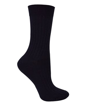 ¿Son los calcetines de lana su par ideal? ¿Qué le parece probar la lana Merino? Ahora puedes disfrutar del calor y la comodidad de los calcetines de lana pero con una suavidad extra. Estos calcetines de lana merina para mujer son suaves, delicados y perfectos para llevar a diario. Estos calcetines están diseñados para y son ideales para los meses de otoño e invierno. Son perfectos para llevar con tus botas o zapatos favoritos en un día frío en la ciudad o incluso para salir a explorar con un poco de senderismo y trekking. Los calcetines están fabricados con un lujoso hilo de alta calidad con un 68% de fibras de lana merina. Es extremadamente fino y delicado y, por lo tanto, muy suave al tacto. Esto garantiza que los pies se mantengan calientes y secos durante todo el día, lo que los hace ideales para los estilos de vida ajetreados. Los calcetines están disponibles en 4 colores diferentes, así que hay para todos los gustos. Son los siguientes: Negro, azul marino, gris oscuro y burdeos. Tanto si prefieres un negro tradicional como un azul marino clásico, tenemos algo que se adapta a tu estilo. Estos calcetines de mujer están disponibles en 2 tallas: 3-4 UK, 5-7 UK y están hechos de 68% Lana Merino, 30% Poliamida, 2% Elastano. Hay 4 colores para elegir y son totalmente lavables a máquina.