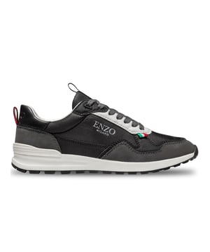 Eleva tu estilo de zapatillas con las Enzo Milano Men's Runner trainers. Diseñadas con un toque contemporáneo, estas zapatillas combinan estilo y comodidad sin esfuerzo. Fabricadas con materiales de primera calidad, estas zapatillas cuentan con una construcción duradera con una mezcla de cuero sintético para garantizar transpirabilidad y longevidad. El diseño con cordones garantiza un ajuste seguro, mientras que la plantilla acolchada proporciona comodidad durante todo el día. Las zapatillas están acabadas con el icónico logotipo de Enzo Milano impreso en el lateral y un pequeño detalle de la bandera italiana, rindiendo homenaje a sus elegantes raíces.