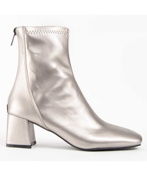 Casual enkellaarsje voor dames. Comfortabele pasvorm. Gemaakt van veganistische materialen. Gemaakt door andere merken voor ons merk. Afmetingen: 6 cm hoge hak, 15 cm hoge schacht en 10 cm brede schacht.