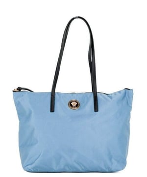 Estilo: Bolso de mano Versace Portuna Medusa (Aciano).
  Material: Nylon y piel de becerro.
  Caracteristicas: Ligero Forrado de tela Cierre de cremallera.
  Medidas: 4318 cm de ancho x 2794 cm de alto x 1524 cm de profundidad.
  Viene con bolsa p.