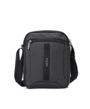 Bolso bandolera unisex. El cierre es con cremallera. Los bolsillos internos son uno con cremallera. Los bolsillos externos son uno frontal con cremallera y otro abierto detrás. Falta la correa para el hombro. Falta el mango. Hay un compartimento interno. El material exterior es poliéster. Internamente está forrado en poliéster. Medidas: 22x7x26,5 cm. Producto de moda