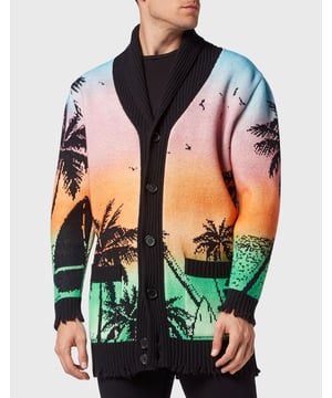 Lleve las islas hawaianas y añada un toque de singularidad a su conjunto. Fíjese en este cárdigan de lana de cordero tejida en jacquard.    Lana de cordero de calibre 5   Un panorama hawaiano tejido en jacquard   Cuello de chal y dos bolsillos de parche   Botones grandes   Etiqueta con logotipo cosida en el canesú   Dobladillo de punto elástico con desgaste en los puños y en el dobladillo inferior