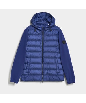 Treated with a water-repellent finish  this GANT jacket is ideal for your active outdoor adventures. Made from recycled polyester for a soft  quilted shell  this jacket is filled with 90% down and 10% feathers for a lightweight yet insulating warmth. Sitting at the hip in a regular fit  it has a protective hood with drawstring adjusters  side welt pockets  two interior pockets and a rubber GANT logo patch at the sleeve.