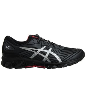ASICS Gel-Quantum 360 VII Lite-Show Zapatillas para Hombre en Negro, una fusión de vanguardia entre estilo y rendimiento. Estas zapatillas están diseñadas para ofrecer lo último en comodidad, soporte y visibilidad durante tus entrenamientos y carreras más intensas, todo mientras exhiben un elegante y contemporáneo color negro.

Características Clave:

Tecnología Lite-Show: Las zapatillas Gel-Quantum 360 VII Lite-Show están equipadas con tecnología Lite-Show, que incorpora materiales reflectantes en el diseño. Esto asegura alta visibilidad en condiciones de poca luz, mejorando la seguridad durante entrenamientos nocturnos o en las primeras horas de la mañana.

Amortiguación GEL de 360 Grados: El innovador sistema de amortiguación GEL de ASICS proporciona una superior absorción de impactos y comodidad de talón a punta. Permite transiciones suaves y una conducción acolchada sin importar la distancia.

Parte Superior FluidFit: Las zapatillas cuentan con una parte superior FluidFit que se adapta a los movimientos naturales de tu pie, proporcionando un ajuste similar a un guante. Esto promueve la flexibilidad y reduce el riesgo de irritación o incomodidad.

Tecnología Trusstic System: La tecnología Trusstic System en la zona del mediopié añade integridad estructural al calzado mientras reduce el peso. Ayuda a estabilizar tu pie durante movimientos rápidos.

Sistema Heel Clutching: La tecnología Heel Clutching System de ASICS asegura un ajuste seguro alrededor del talón, evitando deslizamientos y proporcionando estabilidad adicional durante movimientos laterales.

Construcción Sin Costuras: Las zapatillas cuentan con una construcción sin costuras, minimizando el riesgo de rozaduras e irritaciones, incluso durante un uso prolongado.

Plantilla OrthoLite X-40: La plantilla OrthoLite X-40 ofrece una mayor amortiguación y propiedades que absorben la humedad, asegurando una experiencia cómoda y seca a lo largo de tu entrenamiento.