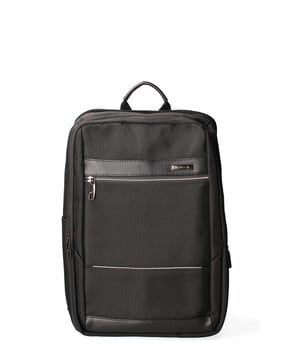 Mochila unisex. El cierre es con cremallera. Los bolsillos internos son bolsillos multifuncionales. Los bolsillos externos son uno frontal con cremallera. Falta la correa para el hombro. El mango está fabricado en PVC. Hay dos compartimentos internos. El material exterior es 100% nailon. Internamente está forrado en poliéster. Medidas: 30x43x16 cm. Producto de moda