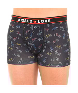 Boxer Kisses|and|Love
Color Negro-multicolor
Cinturilla de goma elástica con el nombre de la marca bordado consecutivamente.
Diseño de bicicletas.
Tejido transpirable.
Frontal anatómico con capacidad de sujetar sin apretar.
Costuras vistas a tono.

Composición:  95% Algodón, 5% Elastano

Lavar a temperatura máx. 30º.
- No usar lejía.
- No usar secadora.
- No planchar.
- No lavar en seco