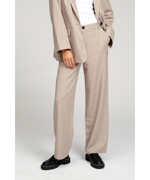 Die Hose von TeeShoppen ist hier in der Farbe Grau abgebildet.

Die Hose ist in den Größen XS, S, M, L, und XL erhältlich. Die Größen sind für Frauen angepasst.

Bei TeeShoppen sind wir stolz darauf, unsere eigenen Produkte anzubieten. Unser Sortiment besteht aus verschiedenen coolen Basisartikeln, die in jeden Kleiderschrank passen. Bei Qualität und Design machen wir keine Kompromisse. Unsere Kleidungsstücke sind so konzipiert, dass sie für eine Vielzahl von Anlässen geeignet sind und gleichzeitig aus hochwertigen Materialien hergestellt werden, die einen hohen Tragekomfort gewährleisten. Sie wünschen sich einen zeitlosen Anbieter von Mode für Männer und Frauen? Dann sind Sie bei TeeShoppen an der richtigen Adresse. Wir sind Spezialisten für den Verkauf von Basiskleidung. Bei uns zahlen Sie nicht für teure Marken und Kosten, sondern nur für Qualität und Service. Wir erweitern ständig unser Sortiment, so dass Sie bei uns immer die neueste Mode kaufen können.