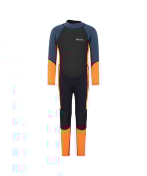 90% Neopreen, 10% Polyester. Sluiting: Ritssluiting achteraan. Voorgevormd, verlengde ritstrekker, platte naden, voorkomt schuren. Stoftechnologie: Soepel, Lichtgewicht, Sneldrogend. Halsuitsnijding: Verstelbaar. Zakken: Klein sleutelzakje. UV-rating: UV 50+. Ontwerp: Contrasterende details, Logo.