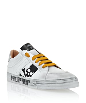 Vies leren unisex lo-top sneakers met de iconische Skull&Bones print. Contrasterende vetersluiting. Gevoerde zomen. Merkopdruk op de tussenzool. Glijvaste rubberen zool. Binnenvoering en uitneembare binnenzool.