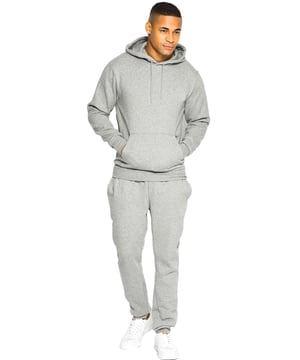 De Kruze trainingspakset voor heren is vakkundig gemaakt voor zowel vrijetijds- als werkkleding en biedt ongeëvenaard comfort en veelzijdigheid. De ronde halslijn en lange mouwen van de hoodie zorgen voor een tijdloze stijl, terwijl de joggers zijn voorzien van een verstelbare tailleband en trekkoorden voor een perfecte pasvorm. Samen met de zijzakken en enkelboeien is deze set ideaal voor elke gelegenheid. 52% katoen, 48% polyester. Verkrijgbaar in de kleuren zwart, grijs en marineblauw.