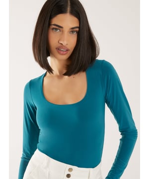 This wardrobe essential is the perfect addition to any outfit this season. Our Long Sleeve Square Neck Bodysuit is the figure-flattering style you need. With a flattering neckline, this bodysuit can be added to any 'fit to make it insta-worthy.