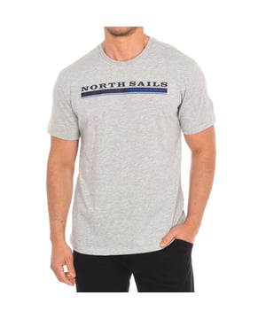Camiseta de manga corta North Sails.
Cuello redondo con acabado acanalado.
Estampado de la marca en el frontal.
Logo de la marca en una manga.
Haz que tus looks de fin de semana suban de nivel con el encanto tradicional de North Sails.
Un básico para todos los días con una actitud decidida.
Costuras vistas a tono.
 Composición: 100% Algodón
 Cuidados:
Lavar a temperatura máxima 30º.
Planchar a temperatura media.
No usar secadora.
No usar lejía.
No lavar en seco.