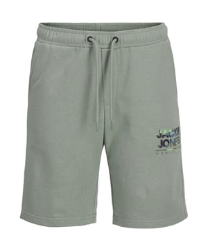 Diese Sweat-Shorts für Jungen vereinen sportlichen Stil und hohen Komfort in einem modernen Design. Der Slim Fit sorgt für eine schmale Passform, die perfekt am Körper anliegt, ohne die Bewegungsfreiheit einzuschränken. Seitliche Eingrifftaschen bieten praktischen Stauraum für kleine Schätze. Der elastische Bund mit Kordelzug garantiert eine individuelle und bequeme Passform. Ein auffälliger Label-Print am linken Bein setzt einen coolen Akzent. Der weiche Stoff sorgt für ein angenehmes Tragegefühl, ideal für sportliche Aktivitäten oder entspannte Tage. Diese Shorts lassen sich vielseitig kombinieren und bieten einen lässigen Look. Perfekt für aktive Jungs, die Wert auf Stil und Bequemlichkeit legen!