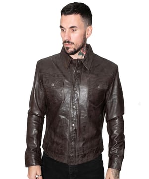 Geïnspireerd door zijn met denim vervaardigde voorgangers is dit jack een herinterpretatie van deze populaire stijl die eind 19e eeuw opkwam. Deze jas is een meer minimalistische kijk op de trucker in vergelijking met andere stijlen, wat goed wordt aangevuld door de gladde afwerking van ons ultrazachte premium nappaleer. De kenmerken aan de voorkant zijn beperkt tot traditionele puntige klepzakken op de borst en subtiele inzetstukken rond de schouders. Verder is de jas voorzien van een traditionele kraag met kraag en kan de voorkant worden gesloten door middel van drukknopen die doorlopen tot aan de kraag. We hebben drie knoopsluitingen op de manchetten geïntroduceerd, zodat je de pasvorm kunt aanpassen en voor meer comfort. • 100% premium ultrazacht nappaleer • Verkrijgbaar in premium kleuren zwart, bruin en lichtbruin • Voorzien van kraag met kraag met drukknoopsluiting en klepzakken op de borst • Inclusief zakken geïntegreerd in de voering van de jas en twee buitenzakken • Manchetten zijn verstelbaar via drie drukknoppen