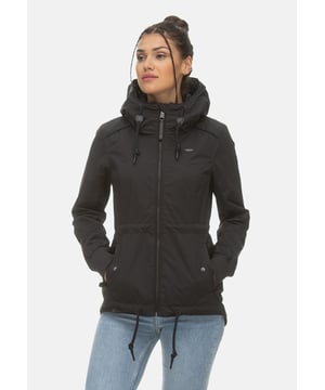 Die vegane Jacke ist sportlich und feminin zugleich. Das leichte, wasserabweisende Material und der leicht taillierte Schnitt mit Kordelzug in der Taille sind für jeden Anlass geeignet. Die Jacke hat eine hoch geschnittene Kapuze mit Kordelzug. Der Saum ist ebenfalls mit einem Kordelzug versehen, so dass die Weite nach Belieben reguliert werden kann. Die Ärmel sind mit Rippenbündchen versehen. In den beiden seitlichen Pattentaschen mit Druckknöpfen lassen sich Kleinigkeiten gut verstauen. Die Paspel an der Schulter sowie das gemusterte Innen- und Kapuzenfutter der Jacke bilden ein optisches Highlight. Labelpatches runden das Design ab.
