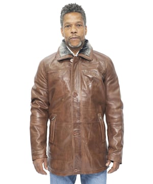 De traditionele trenchcoatstijl werd populair onder soldaten in de Eerste Wereldoorlog en is hier te zien met enkele van onze toegevoegde kenmerken om de iconische stijl naar een hoger niveau te tillen. Dit jack heeft een hoge kraag met trechterhals die kan worden dichtgeritst voor extra warmte of open kan worden gelaten in overhemdstijl, zodat de uitneembare fleecevoering aan de binnenkant zichtbaar wordt. De voorkant van de jas is voorzien van een YKK-ritssluiting die kan worden verborgen met een vliegflap met knoop, evenals twee heupzakken die zijn beveiligd met een ritssluiting voor veilige opslag. • 100% hoogwaardig, ultrazacht nappaleer • Twee externe zakken met ritssluiting en twee Opbergvakken aan de binnenkant • Hoge kraag met trechterhals, gevoerd met geïsoleerde fleece aan de binnenkant • Uitgevoerd in zwart en lichtbruine kleuren