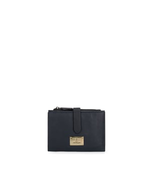 Cartera de mujer. El cierre es con botón de presión. Los bolsillos internos son tarjeteros y porta billetes. Los bolsillos externos están ausentes. Falta la correa para el hombro. Falta el mango. Hay un compartimento interno. El material exterior es 100% Piel Auténtica. Internamente está forrado en piel auténtica. Medidas: 12,5x10x1,5 cm. Producto de moda