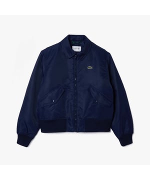 Lacoste Oversized Embroidered Logo Bomber Jacket in marineblauw voor dames. Speel met proporties in dit hippe nieuwe bomberjack. Met afgezakte schouders, accordeonplooien, gewatteerde borduursels en een overhemdkraag. Iconische details die traditie en innovatie combineren.Dit product heeft een oversized pasvorm. Heb je liever een normale pasvorm? Kies dan een maat kleiner dan je gebruikelijke maat.- Nylon buitenkant, gewatteerde voering - Oversized pasvorm, verlaagde schouders - Geribde manchetten en zoomband - 2 steekzakken aan de voorkant, 1 aan de binnenkant - Geborduurde krokodil op buste - - Shell: 100% Polyamide.  Voering: 100% Polyester.  Rib: 98% Polyester 2% Elastaan.  Vulling lichaam: 100% Polyester.  Machinewasbaar.- Ref: BF0756-166