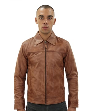 Esta chaqueta Harrington es un diseño atemporal que recuerda a la era de los moteros de los años 50. Presenta un cuello camisero clásico y dos bolsillos para las manos en la cintura para un look limpio y clásico. Disponible en negro, tostado y marrón castaño oscuro, esta chaqueta se puede combinar con una variedad de atuendos y es la opción perfecta para salir de noche. Con un interior de satén de primera calidad y un cuerpo de cuero napa elaborado con cariño, esta cómoda Harrington es un testimonio del hecho de que, a pesar de la variedad de modas y gustos, algunas prendas están hechas para ser básicas en tu guardarropa. • 100 % cuero napa ultra suave de primera calidad. • Dos bolsillos en ángulo en la cintura • Cuello camisero clásico • Bolsillos integrados en el forro de la chaqueta • Cierre de cremallera YKK