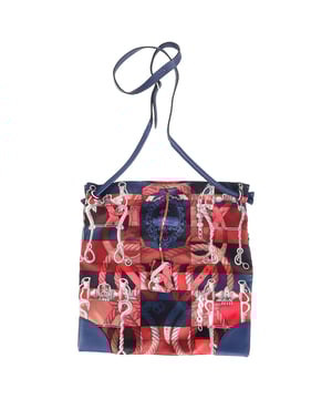 VINTAGE, NEUPREIS WIE NEU  
Erheben Sie Ihren Stil mit der Hermès Printed Silk City Bag aus mehrfarbigem Seide und Leder. Diese exquisite Tasche verfügt über einen faszinierenden Seidendruck, der eine lebendige Farbpalette zeigt, ergänzt durch luxuriöse Lederakzente. Das künstlerische Design verleiht der Tasche einen einzigartigen Hauch von Raffinesse und macht sie zu einem auffälligen Accessoire für jedes Outfit. Hergestellt mit Hermès' charakteristischer Liebe zum Detail, bietet diese Tasche eine perfekte Mischung aus Eleganz und verspieltem Charme, ideal, um Ihrem Ensemble einen Hauch von Farbe und Raffinesse zu verleihen.

Hermès Printed Silk City Bag in mehrfarbigem Seide und Leder

Zustand: Ausgezeichnet  
Gebrauchsspuren: Kein Verkaufsetikett, keine sichtbaren Gebrauchsspuren.  
Verpackung: Staubbeutel  
Farbe: Mehrfarbiger Druck  
Material: Seide  
Größe: Einheitsgröße  
Maße: Breite: 10; Höhe: 330; Länge: 330; Griffhöhe: 430  
SKU: NAPPUGBBA376178W