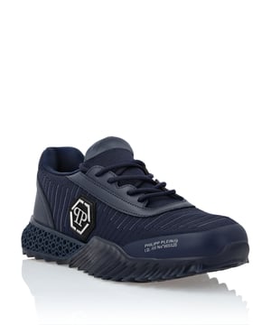 Zapatillas deportivas de goma y tejido. La calavera icónica está estampada en el contrafuerte del talón y el hexágono PP metálico aplicado en la parte exterior. Dobladillos acolchados. Cierre de cordones. Suela de goma antideslizante. Almohadilla termoplástica perforada en el talón que absorbe los impactos. Forro interior y plantilla extraíble.