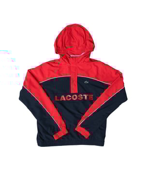 Junior Lacoste Waterafstotend Windjack in marine rood.- Capuchon met verstelsysteem achter en voor.- Halve ritssluiting.- Mesh voering.- Elastische manchetten en zoom.- 100% Polyester.- Ref: BJ9809528