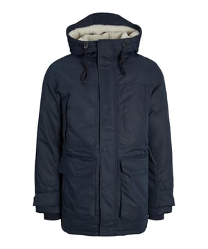 Deze warme en isolerende parka voor heren is ideaal voor de koude wintermaanden. De jas is gemaakt van lichtgewicht materiaal dat zorgt voor ademend vermogen en comfort. Hij is gevoerd met verwarmend synthetisch dons. De parka is waterafstotend. De met imitatiebont gevoerde capuchon kan worden versteld met een trekkoord om te beschermen tegen wind en kou. De jas wordt gesloten met een rits met stormsluiting over de hele lengte. De mouwen hebben geribde boorden aan de binnenkant om te voorkomen dat de kou binnendringt en de mouwen afzakken. De jas heeft opgestikte klepzakken aan de zijkanten met extra steekzakken om kleine spullen in op te bergen. Er zijn ook twee borstzakken. De labelpatch op de arm rondt het ontwerp af.