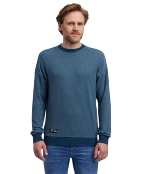 Entdecken Sie den ragwear DOREN Pullover, ein Must-Have für Herren, das Komfort und Stil in einem Regular Fit vereint. Mit seinem Rundhalsausschnitt und den flexiblen Bündchen bietet er eine zeitlose Ästhetik und perfekten Sitz. Verfügbar in diversen Größen, ist dieser Pullover die ideale Ergänzung für jede Garderobe.