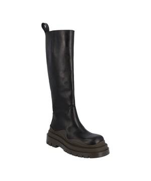 Vegetabil gegerbte Lederhochstiefel in Schwarz mit brauner Plateausohle und Gummilaufsohle. Hergestellt in Italien Bottega Veneta Bottega Veneta Damen Knielange Stiefel in Schwarz und Camping Farbe: Schwarz Material: Leder | Kalbsleder Zustand: Neu mit Etikett Größe: 36 Gebrauchsspuren: Keine SKU: 105816 / 669966VBS501291 / 669966VBS501291_36 Abmessungen: Höhe: 55 mm