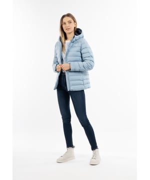 Diese wattierte Winterjacke von ICEBOUND ist auf maximale Performance ausgerichtet, denn sie hält nicht nur warm, sondern auch trocken. Das softe Obermaterial ist beschichtet und bietet damit einen komfortablen Schutz vor Wind und Nässe. Die einzelnen Kammern sind ohne Nähte gearbeitet, so kann selbst durch diese ansonsten sensiblen Stellen kein Wasser eindringen. Mit ihrer leicht taillierten Form und dem kontrastfarbenen Innenfutter ist sie optisch absolut zeitlos und perfekt kombinierbar.  Übergangsjacke / Winterjacke