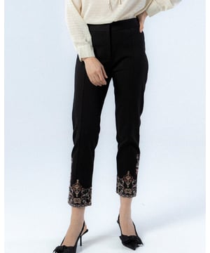 El pantalón negro Loreto no puede faltar en tu armario este otoño invierno. Este pantalón negro con cinturilla, combina la comodidad con la originalidad de su bordado a mano en el bajo.
  
  
  
  
  
  
  
  Pantalón con cinturilla. 
  
  
  
  Cierre frontal con cremallera, botón y gancho metálico. 
  
  Estampa y detalle de bordado con hilo metalizado y abalorios bordados a mano en bajo.