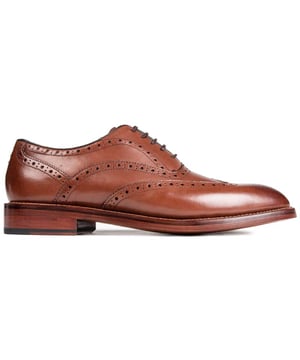 Un estilo elegante y un diseño atemporal. El zapato brogue con cordones Aldeburgh marrón de Oliver Sweeney es imprescindible para el caballero moderno. Con una lujosa parte superior de cuero con suela de cuero de alta calidad. La marca característica del diseñador y los finos detalles. Estos zapatos son elegantes sin esfuerzo.