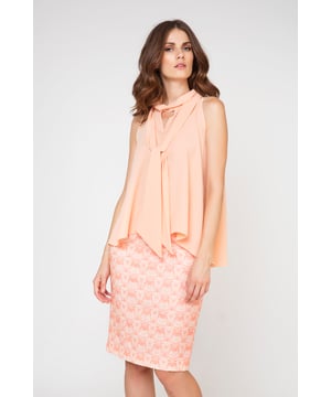 Abraza la elegancia con un toque primaveral en nuestra falda lápiz Peach Blossom. Meticulosamente confeccionada con una mezcla de 79% de algodón para mayor transpirabilidad, 18% de poliamida para mayor durabilidad y 3% de elastano para una elasticidad perfecta, esta falda ofrece comodidad y una silueta favorecedora. El intrincado estampado de encaje entrelaza tonos melocotón que evocan imágenes de flores florecientes, convirtiéndola en una prenda versátil tanto para la oficina como para la noche. Combínala con una blusa suave para conseguir un conjunto elegante que te acompañe del día a la noche con facilidad.
