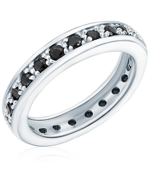 Refine your black and white outfit combinations with this elegant memoirering from Rafaela Donata. The narrow ring rail, which was masterfully made from the very 925 sterling silver, is in a attractive contrast to the dark zirconia crystals, which, thanks to their fine facets, shimmer mystically. The ring is also completely equipped with the spectacular stones and no matter how you turn it and turn it: you will be rewarded with glitter at any time. For this reason, he always looks exciting and well -groomed from every perspective and you can carelessly plunge into the evening in the evening.