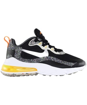 Las zapatillas Nike Air Max 278 React negras para hombre representan una fusión armoniosa de la icónica amortiguación Air Max y la tecnología de espuma React, que ofrece una extraordinaria combinación de comodidad y estilo. Estas zapatillas están diseñadas para satisfacer las necesidades de las personas activas que exigen tanto rendimiento como estética en su calzado.

Características principales:

 Amortiguación Air Max:  Estas zapatillas incorporan la famosa tecnología de amortiguación Air Max de Nike, que proporciona una absorción de impactos y una sujeción superiores. Proporcionan una pisada cómoda y con gran capacidad de respuesta, por lo que estas zapatillas son ideales para correr o para el día a día.

 Espuma React:  La inclusión de la espuma React en la entresuela garantiza una sensación de respuesta y amortiguación en cada pisada. Esta espuma está diseñada para devolver la energía y mantener el confort incluso durante actividades prolongadas.

 Construcción ligera:  Las zapatillas Nike Air Max 278 React están diseñadas con materiales ligeros para reducir el peso total de la zapatilla, mejorando la agilidad y reduciendo la fatiga durante largos periodos de uso.

 Parte superior transpirable:  La parte superior de las zapatillas suele estar fabricada con materiales transpirables, que ayudan a mantener los pies frescos y cómodos durante el ejercicio o el uso diario.

 Diseño elegante:  Estas zapatillas tienen un diseño moderno y minimalista centrado en la estética. El color negro añade un toque de sofisticación a tu look deportivo o informal.

 Suela duradera:  La suela exterior está fabricada con un compuesto de caucho duradero que proporciona una excelente tracción y agarre en diversas superficies, garantizando estabilidad y seguridad.

 Cuello y lengüeta acolchados:  Las zapatillas vienen con un cuello y una lengüeta acolchados, que no sólo aumentan la comodidad, sino que también reducen el riesgo de rozaduras y molestias durante largos periodos de tiempo.