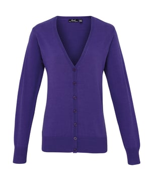 Dames vest met lange mouwen en V-hals. Zacht gevoel/katoenrijk garen. Fijnmazige breiwerk. Knoopsluiting. 7 knoopsluiting. Eigentijdse styling. Ingezet in mouwen. 40°C Huishoudelijk wassen. Borstomvang 8 - 31,5, 10 - 33, 12 - 34,5, 14 - 36, 16 - 38, 18 - 39,5, 20 - 41, 22 - 42,5, 24 - 44. Stof: 55% Katoen 45% Acrylgewicht: 12 Gauge Knit.